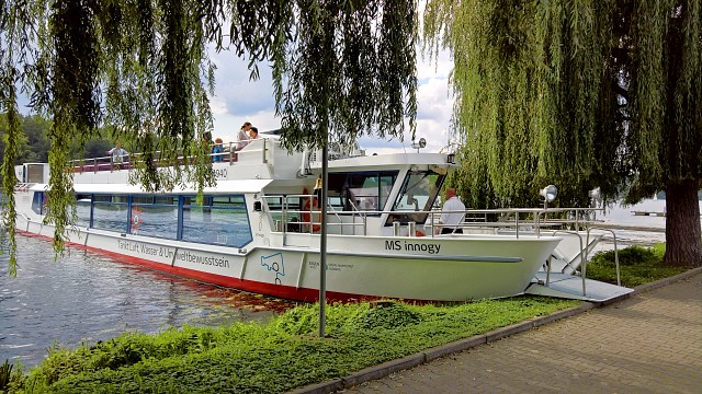 Elektroschiff MS innogy fährt von Kupferdreh ruhraufwärts zur Zornigen Ameise